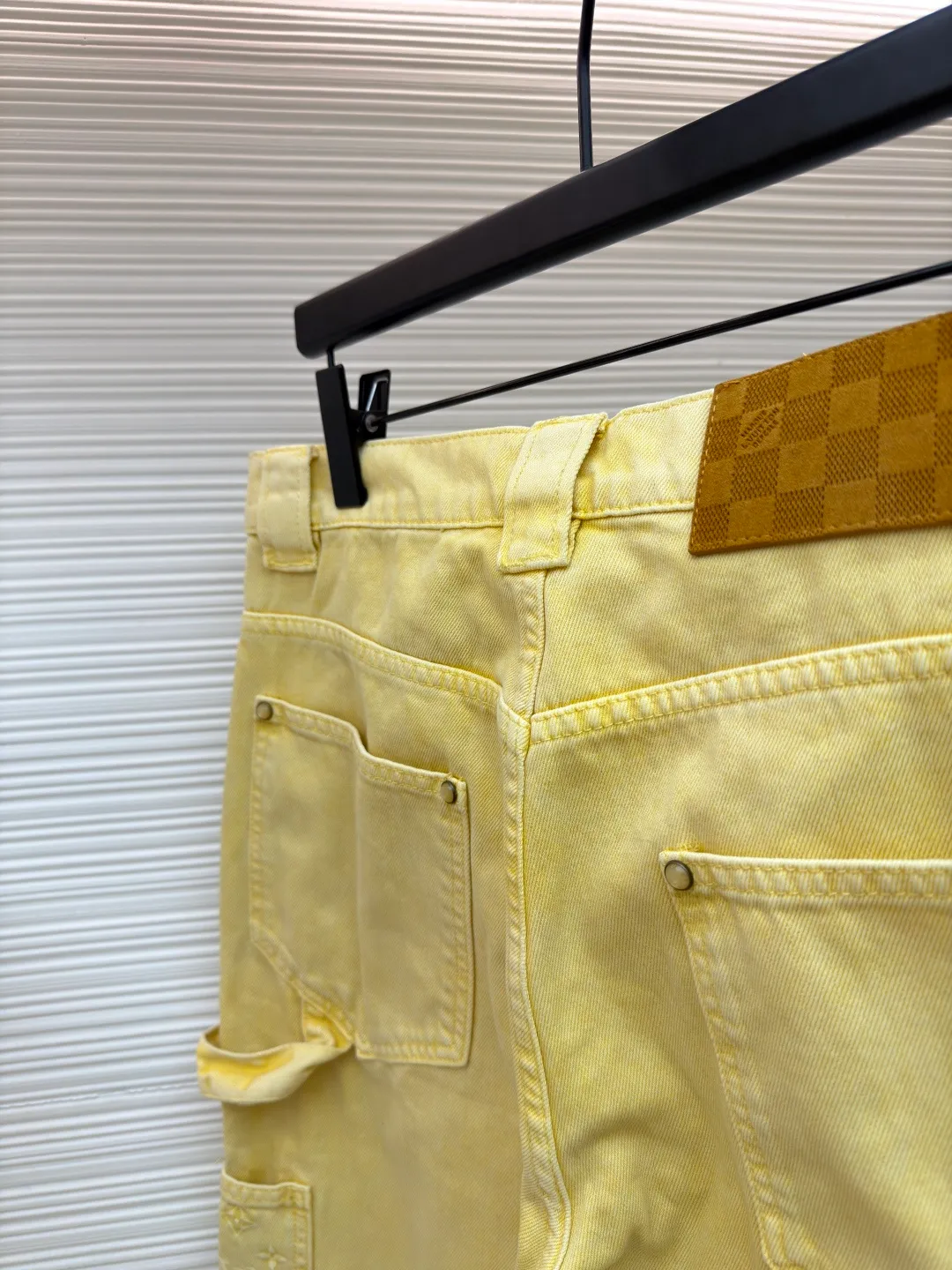 LOUIS VUITTON dyed embossed jeans ●Original version: Purchased and developed for 14800 ●Item number: 1681048-B55 ●Material: denim fabric ●Technology: embossed production ●Version: fitted version ●Weight: about 945 grams ●Size: 30-32-34-36 ●Description: This style is processed through garment dyeing to create a washed retro effect, and then uses a splicing structure and hammer fixing rings to express the workwear style. Monogram embroidery adorns the sides and left patch pocket, and pearlescent buttons and rivets complete the detail. Pair it with the same style to add to your summer wardrobe. The overall wiring is straight and delicate, the fabric is comfortable and soft, and the color is consistent without color difference. It can be matched with the same style to create a fashionable look and control various occasions. Customized accessories, complete with three standards, same style for men and women!